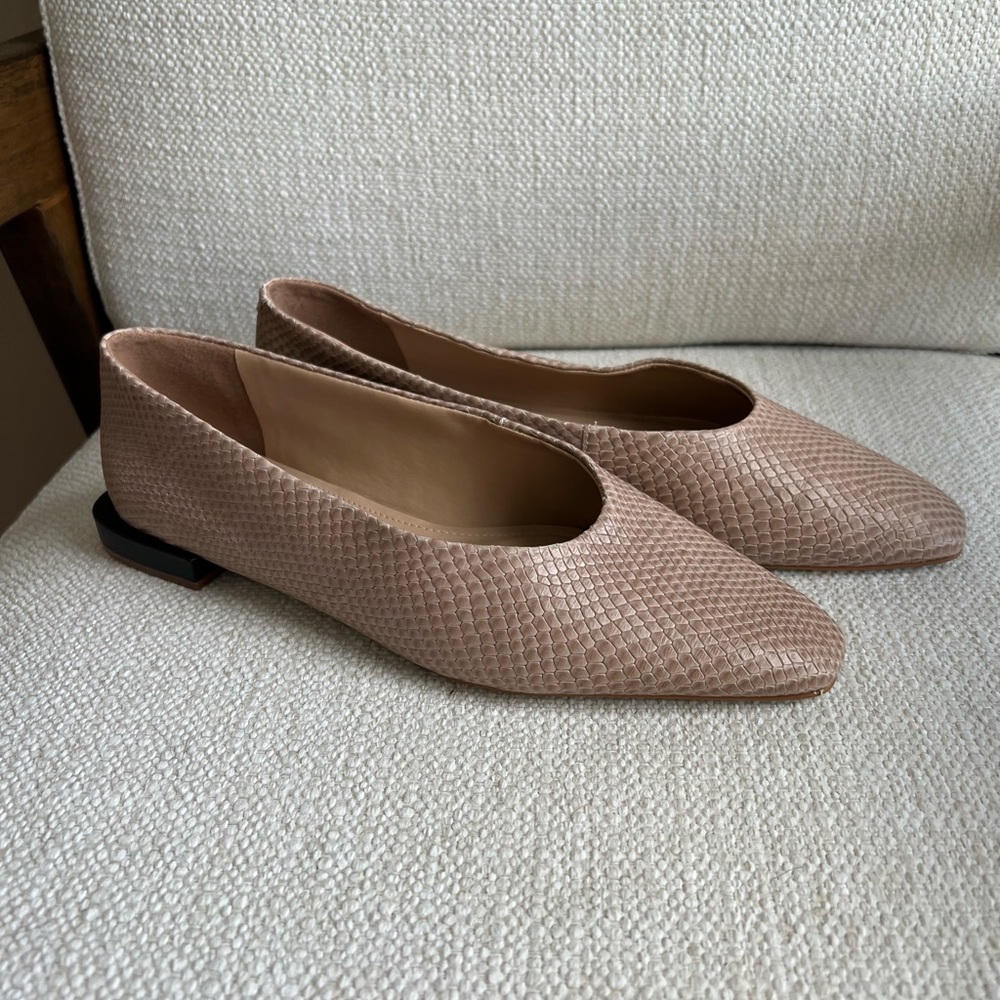 NWT Elegant Tan Textured Leather Women's Flats Size 9